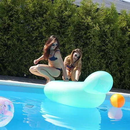 Dom Przy Basenie Semesterbostad *