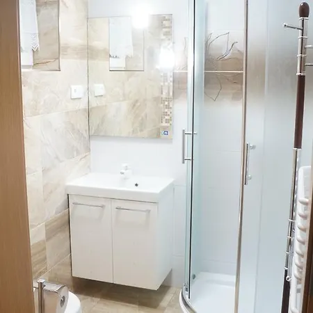Dom Przy Basenie بيت للعطل *